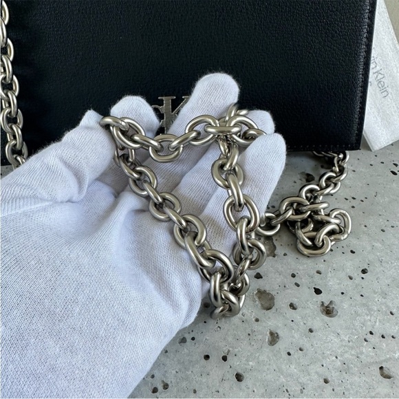 NWT Calvin Klein Minimal Monogram Chain Strap Wallet - Picture 2 of 8